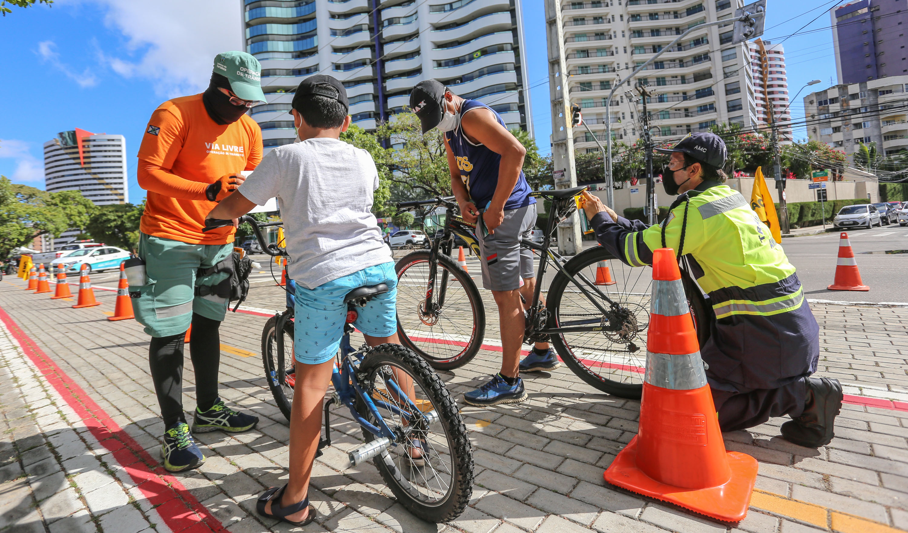 agentes da amc colocam uma plaquinha em uma bike